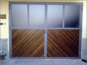 Portone garage con pannellatura in legno Porte di Pinerolo - Carpenteria metallica fabbro