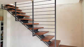 Scala monotrave moderna con gradini in legno di mogano Roletto - Carpenteria metallica fabbro